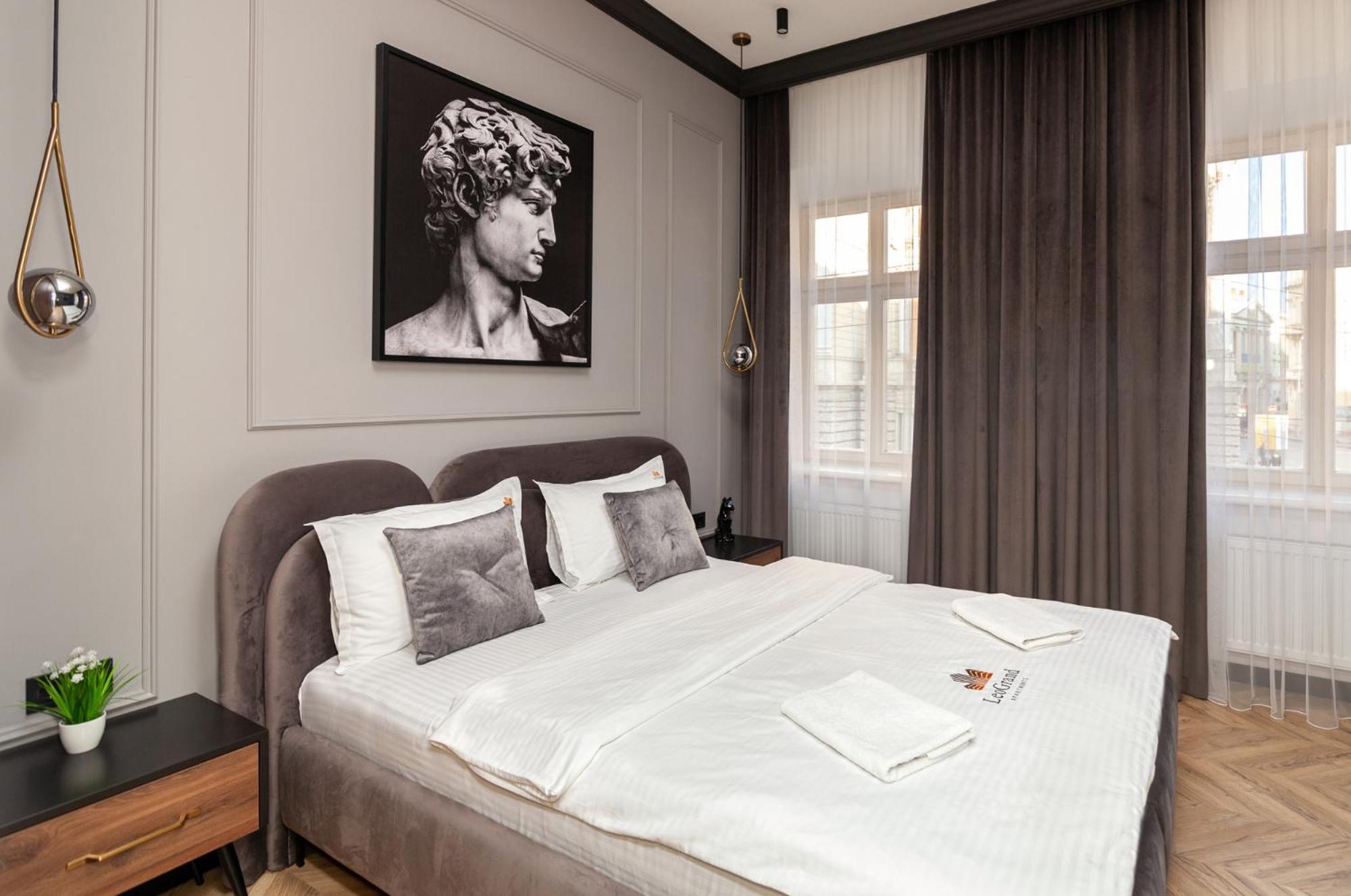 Ferienwohnung Leogrand Vip On Svobody Avenue 43 Lemberg Exterior foto